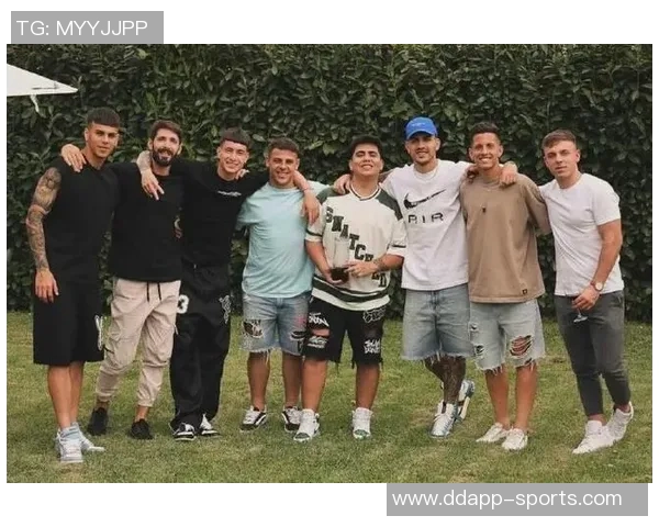 马特拉齐社交媒体分享帕雷德斯与迪巴拉签名球衣珍藏品 马特拉齐社交媒体分享帕雷德斯与迪巴拉签名球衣珍藏品